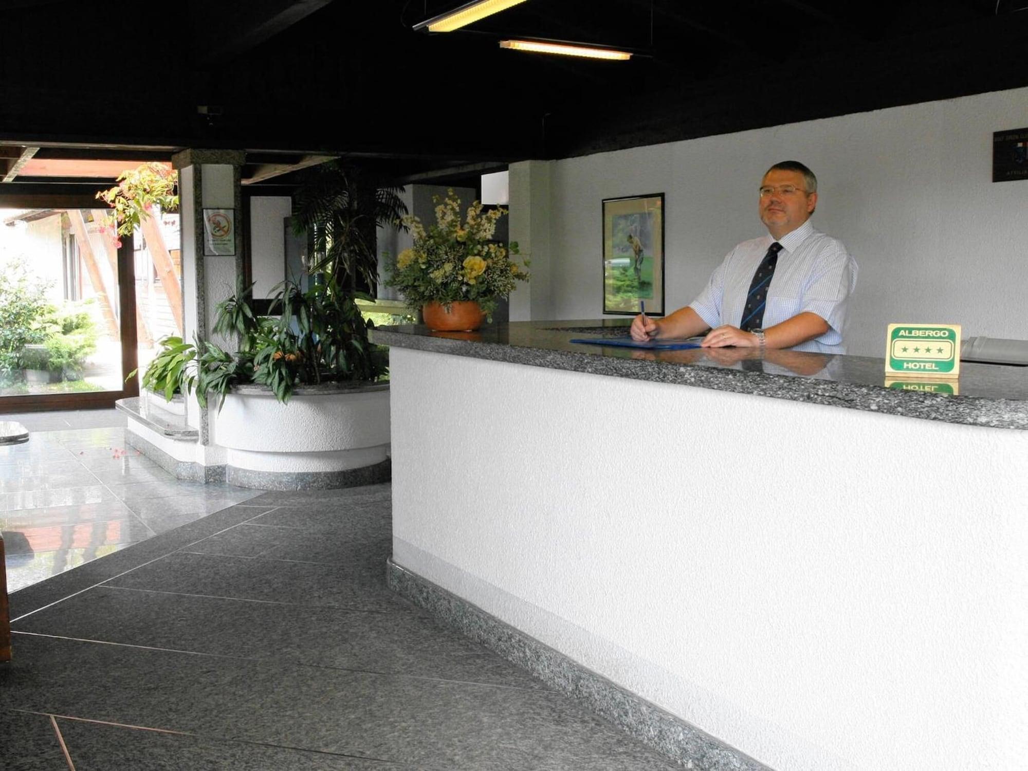 Golf Hotel Лайнате Екстериор снимка