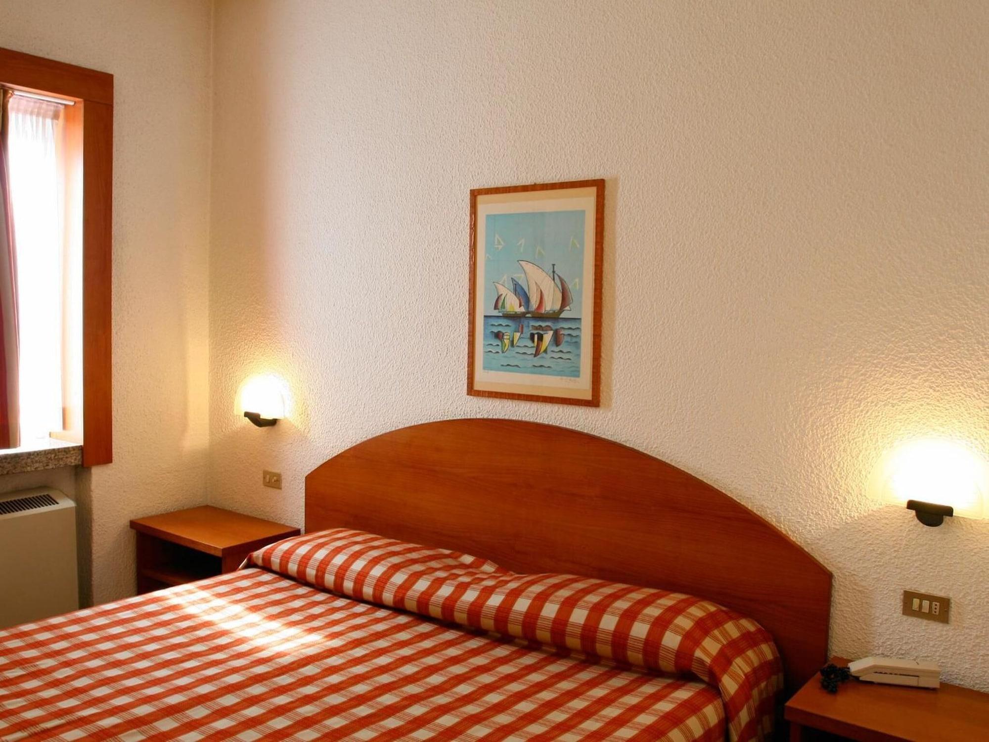 Golf Hotel Лайнате Екстериор снимка